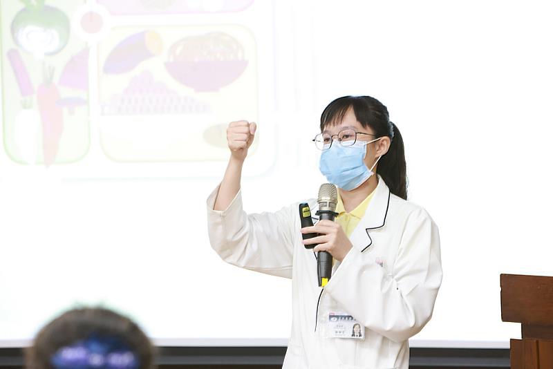 營養師林佩萱呼籲民眾應避免酗酒、亂服藥或保健品,並維持均衡飲食、規律運動、良好作息的健康生活習慣。