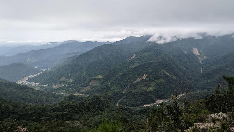 東卯山步道遠眺山景