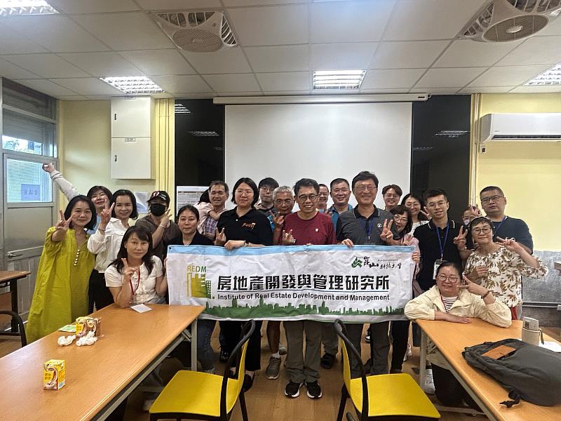 房管所舉辦實地參訪，全體合影