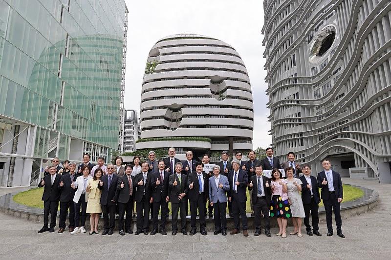 中國醫藥大學洪明奇校長帶領的菁英幕僚團隊。