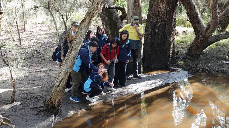 「經探號」成員赴澳洲與Armadale Gosnells Landcare Group共同測試與研究水質。（圖／淡江大學提供）