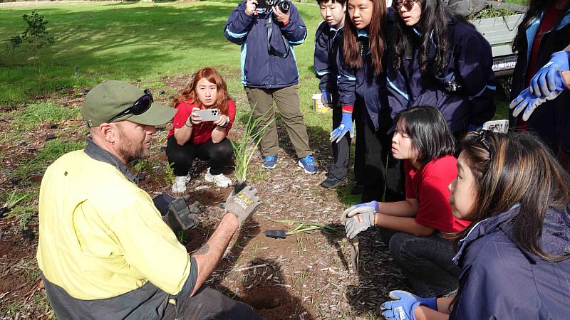 「經探號」成員赴澳洲與Armadale Gosnells Landcare Group合作植樹。（圖／淡江大學提供）