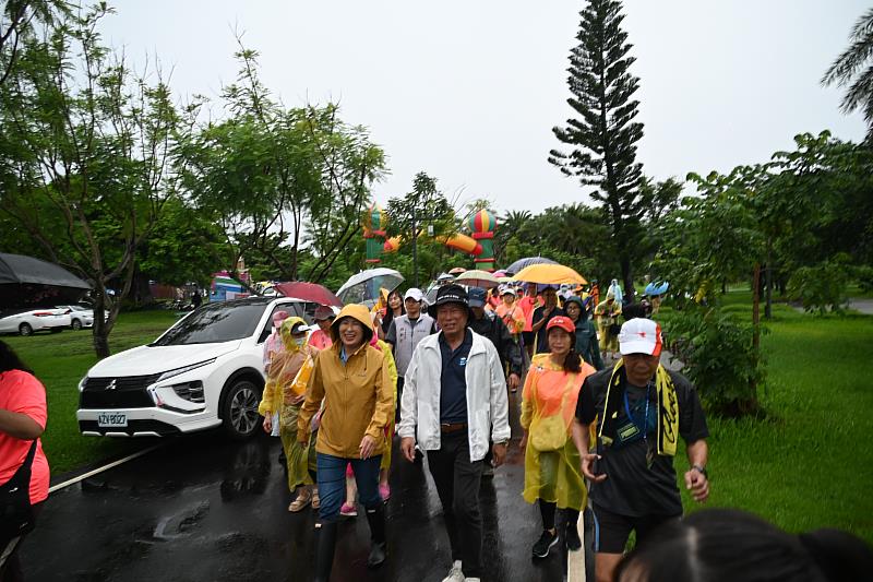 防暴開走、有愛你我！臺東近6百鄉親雨中齊心健走向愛前行