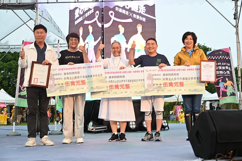 防暴開走、有愛你我！臺東近6百鄉親雨中齊心健走向愛前行