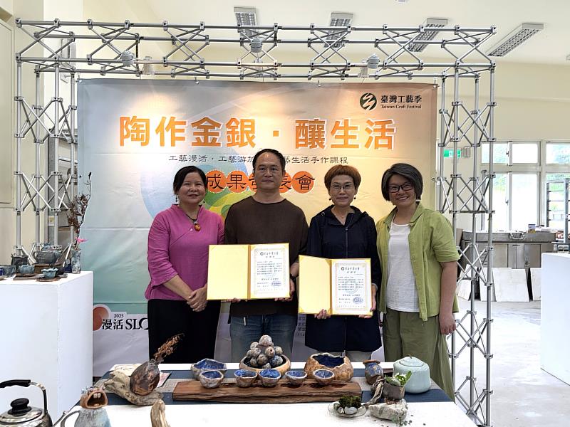 陳怡方主任頒感謝狀給予劉瓊文老師、沈業洋老師以及林淑雅老師。