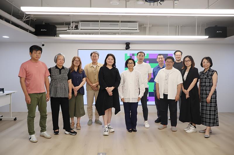 ART TAIPEI 2025 審查委員與畫廊協會理事長陳菁螢合影