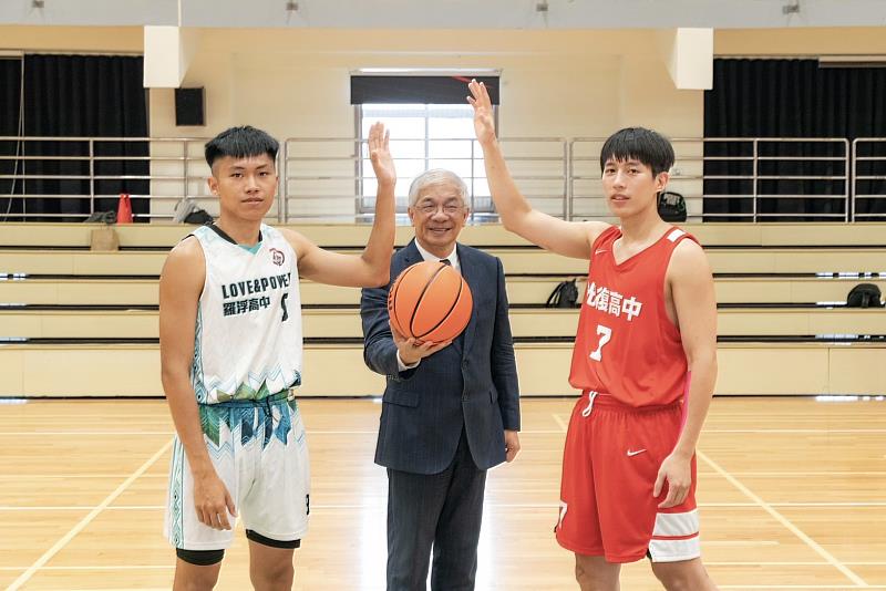 世新大學校長陳清河與演員台鋼獵鷹隊泰雅族球員莊朝盛等一起開球。（世新大學提供）
