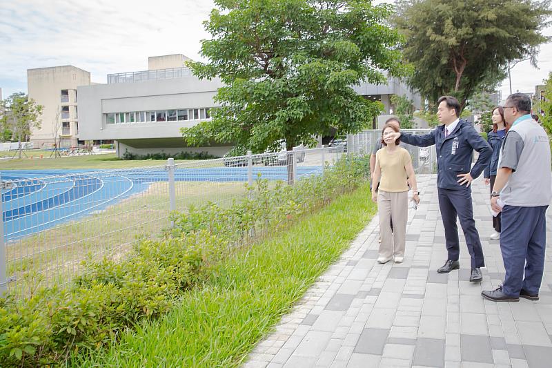 邱臣遠代理市長視察竹蓮國小通學步道工程。