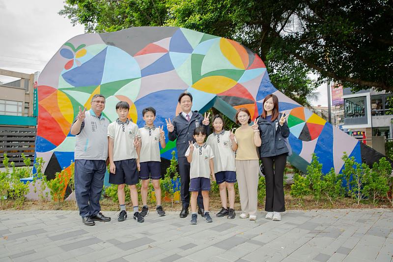 邱臣遠代理市長與孩子們合影。