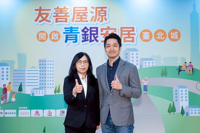 0804_信義房屋出席台北市地政局「友善屋源開啟青銀安居臺北城」記者會,象徵響應台北市政府推動友善屋源,圖為信義房屋總經理陳麗心、台北市長蔣萬安。