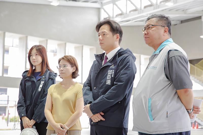 邱臣遠代理市長聽取工程簡報。