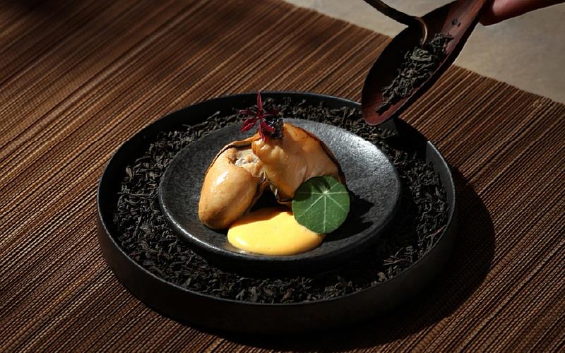 「阪前」8月平日限定加碼,兩人同行消費兩客套餐,再款待一份「茶燻廣島蠔」。