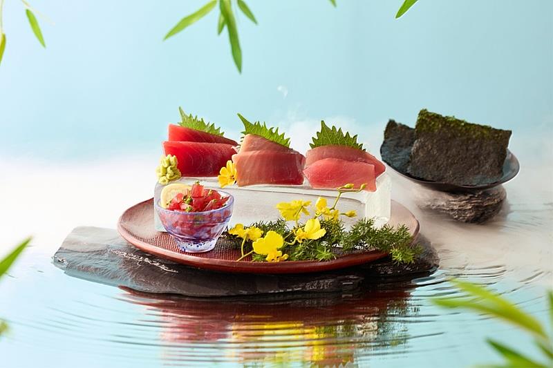 「極鮮鮪魚大盛」嚴選南方鮪和現流鮪魚展現四款夏日鮮味,10/13前凡於「藝奇」選購980元(含)以上套餐,即可加價199元升級享用。