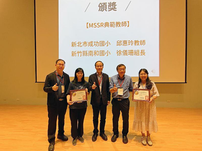 桃園市政府教育局劉仲成局長(中)、國立中央大學陳德懷國家講座教授(右二)、國立清華大學吳聲毅教授(左一)與通過明日閱讀等級認證之學校授獎代表合影。