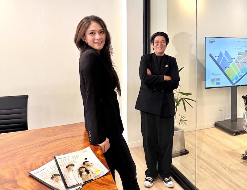 21世紀不動產台中南屯13期加盟店協理李明軒（圖右）與店長張格睿（圖左）不只觀察區域潛力，更引導客戶描繪未來生活。