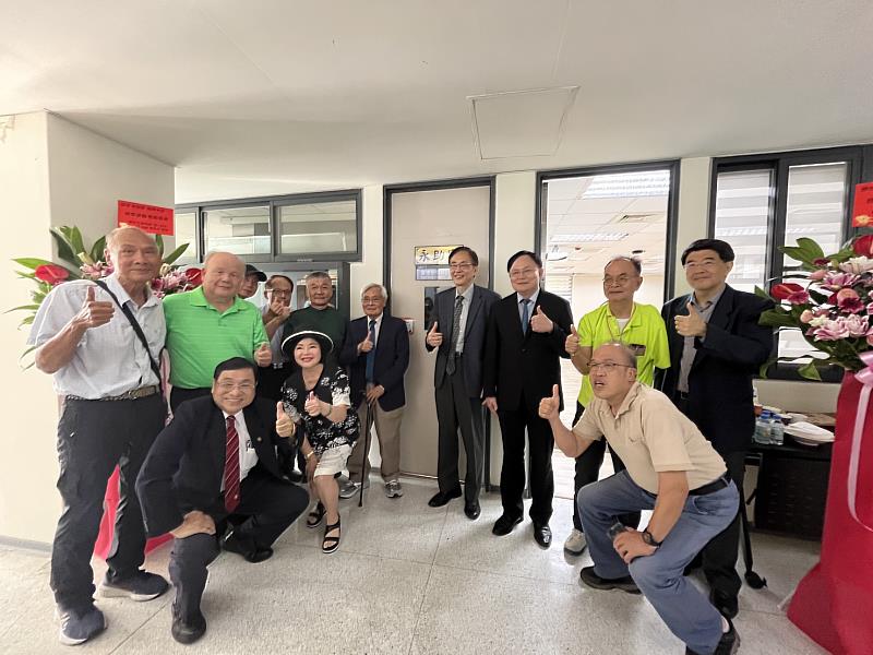 由國貿系校友暨TEFA執行長李世堯主動發起，號召校友凱撒衛浴董事長蕭俊祥、王進雄共同捐資逾百萬元，優化管院學習空間。