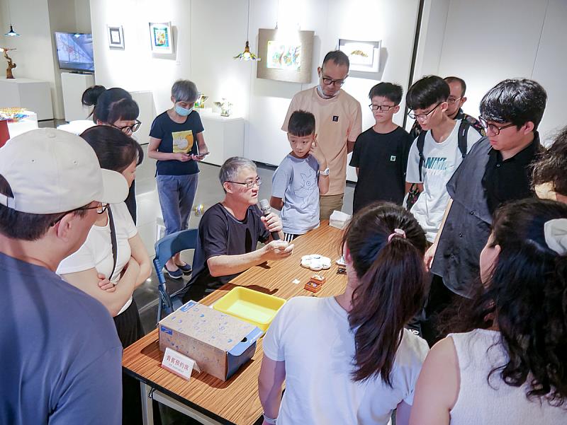 陳民翊老師細心講解玻璃材料與製作過程，學員們聚精會神地聆聽。