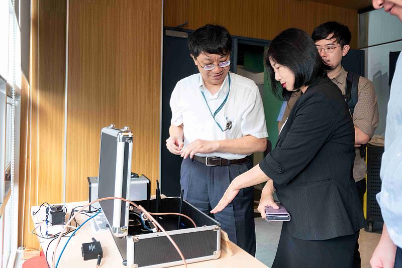 「星韌通訊技術發表會」現場展示臺灣自主研發的高韌性通訊系統「星韌通訊」。