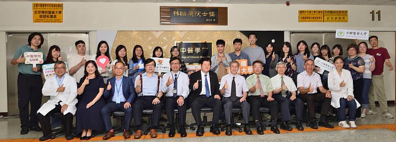 洪明奇校長偕顏宏融院長帶領師生共同提升中醫學院教學創新。