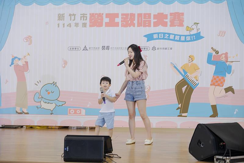 陳女士與4歲萌娃親子組演唱照片