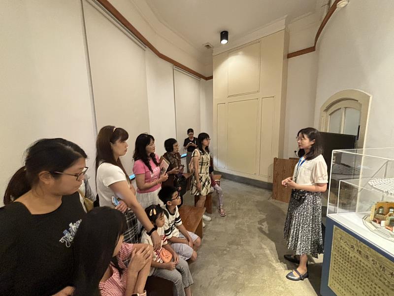 臺南市政府文化局與交通部中央氣象署攜手出版兒童繪本《戴高帽子的氣象爺爺》，以國定古蹟「原臺南測候所」為主題，帶孩子認識臺南測候所。