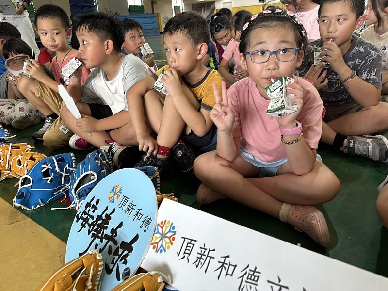 頂新和德文教基金會透過味全食品「沃鄉計畫」的全力支持,提供保久乳與三芝、萬里地區至少300戶家庭營養補給_(頂新和德文教基金會提供)