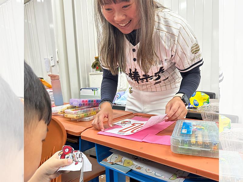 圖說、學童在老師和志工的陪伴下一同製作專屬棒球背心,設計屬於自己的球衣號碼_(頂新和德文教基金會提供)