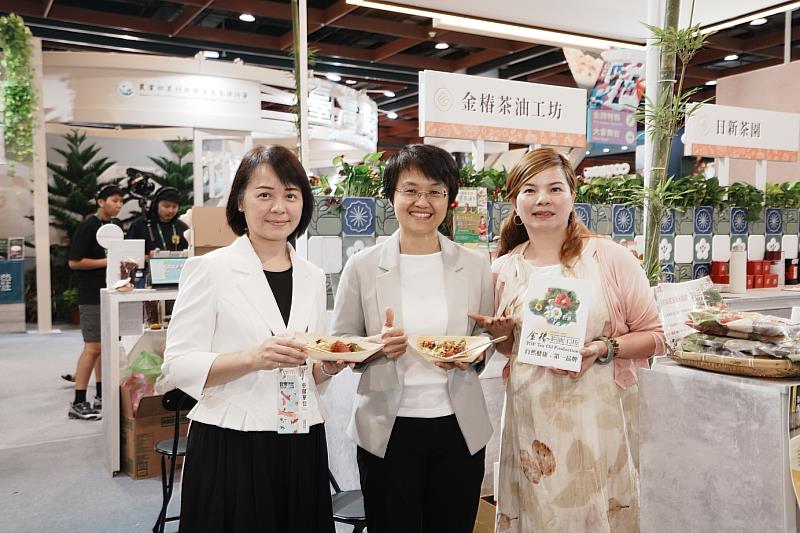 圖1 客委會古秀妃主委(中)、客委會主任秘書廖育珮(左)與金椿茶油工坊業者(右)合影
