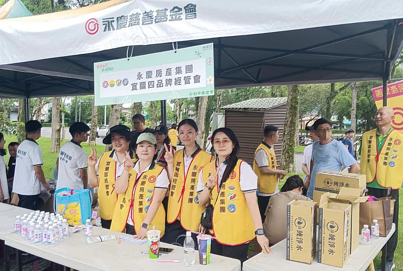 永慶加盟四品牌同仁們設置補水站，陪伴民眾一同完成4公里路程。