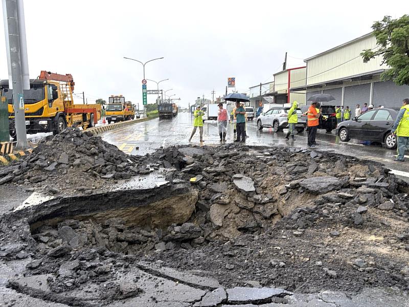 翁章梁視察台1線嘉義水上段道路下陷情況