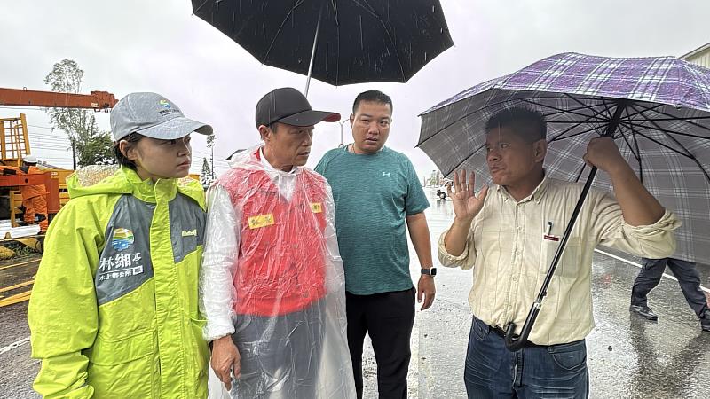翁章梁視察台1線嘉義水上段道路下陷情況