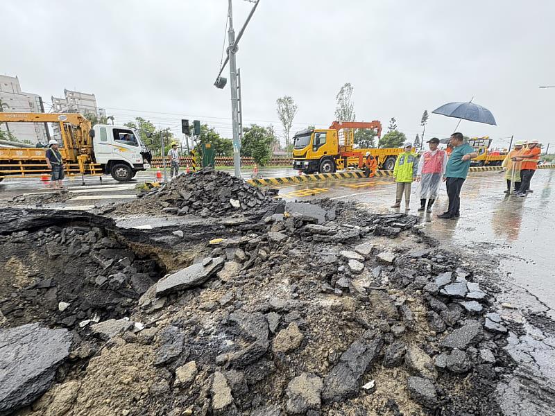 翁章梁視察台1線嘉義水上段道路下陷情況