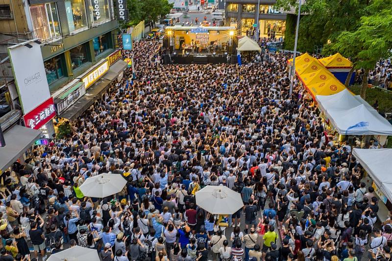 一年一度的「混東區潮Fun夏日趴」，現場人潮滿滿，嗨翻東區街頭，民眾感受夏日音浪。(圖片由臺北市東區商圈發展協會提供)
