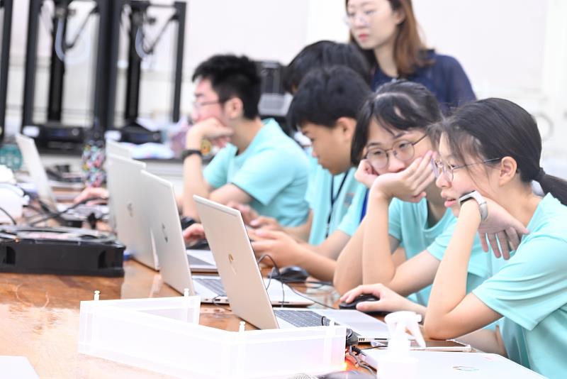 學生結合科技工具與實地踏查，思考並提出具在地回應性的「社會處方箋」。