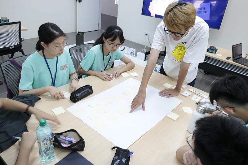 助教王業寬指導學生建立m-bot基本程式邏輯思維。