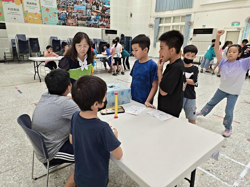 圖一：在學校的全校性社會情緒活動中，學生們主動向校長說明活動進行方式。