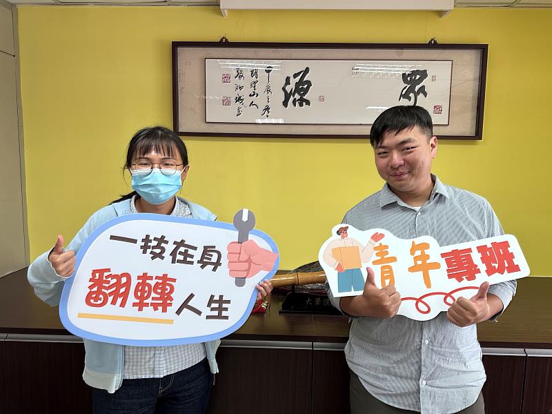 學員泰禾(右)訓後成立公司聘僱同班結訓學員一起打拚