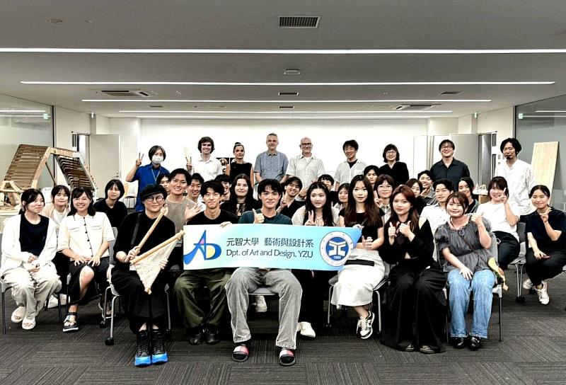 全體師生與國際學者專家合照