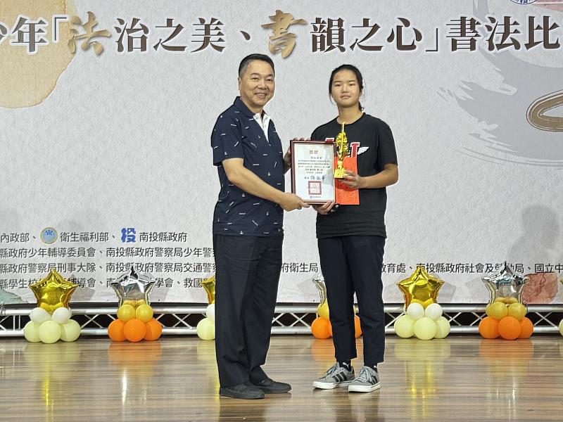 謝宗宏局長頒發高中組第一名