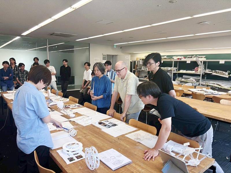 國際專家學者給予學生指導與評論