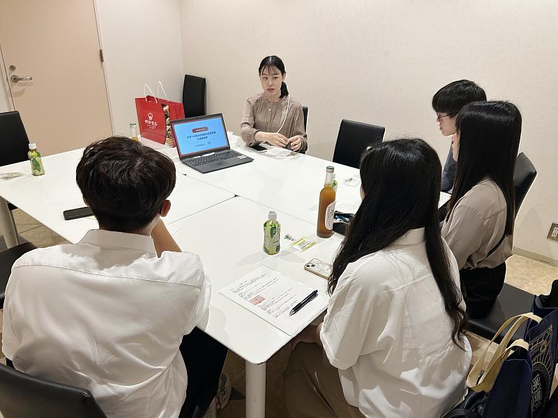 南華大學傳播系學生至日本宮崎TMJ公司實習,TMJ公司擔當主任篠原裕菜針對日本行銷企劃提案實務運作與同學分享經驗。