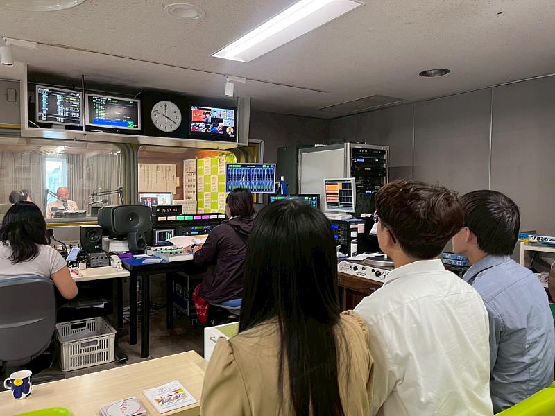 南華大學傳播系學生至日本宮崎TMJ公司實習，實習生參與媒體運作實務。