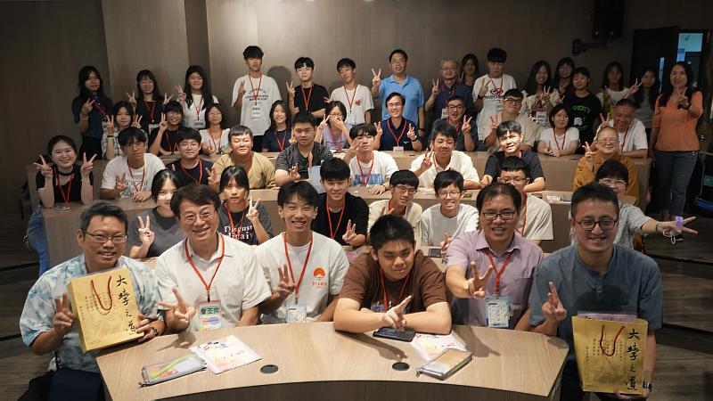 佛大普中學涯實作體驗營開幕活動合影。