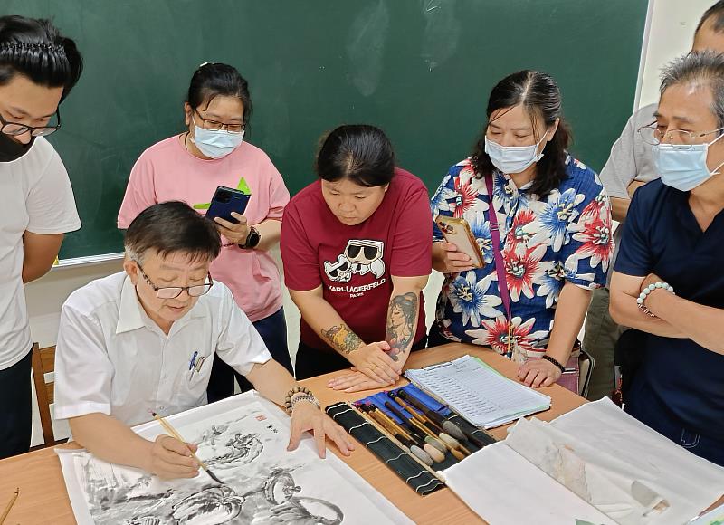 長榮大學書畫藝術系副教授沈政乾示範書畫藝術創作