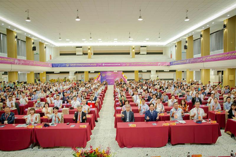 「2025全國高中及特教校長會議」與會貴賓及校長合影。