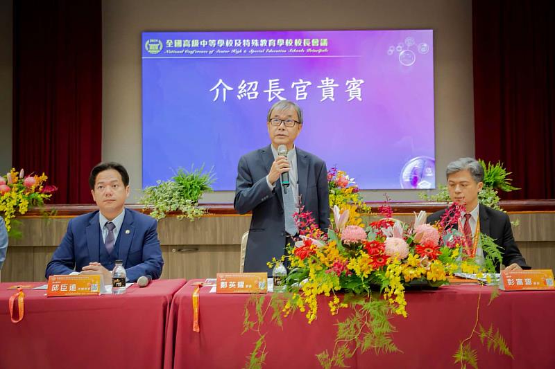 教育部長鄭英耀致詞鼓勵每位校長以行動引領學校轉型，成為教育創新的催化者。