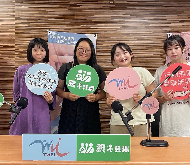 公廣系以Podcast實戰行銷,組員與受訪者合照