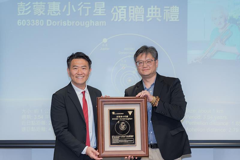 中央大學李宇翔主秘(右)致贈彭蒙惠小行星銘版給空英謝光哲執行長(左)。