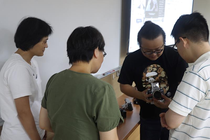 講師向學員介紹實際攝影設備，輔助說明操作觀念。