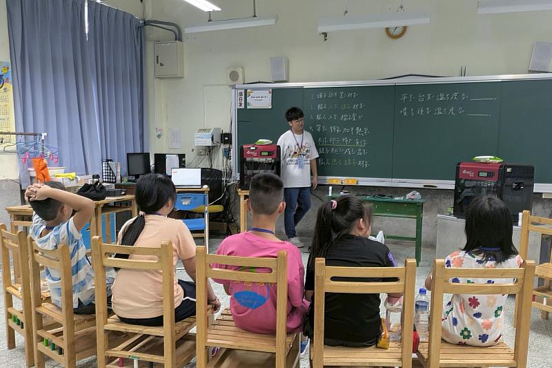 南大師資生帶領學童操作科技教材，營造活潑多元的學習氛圍。
